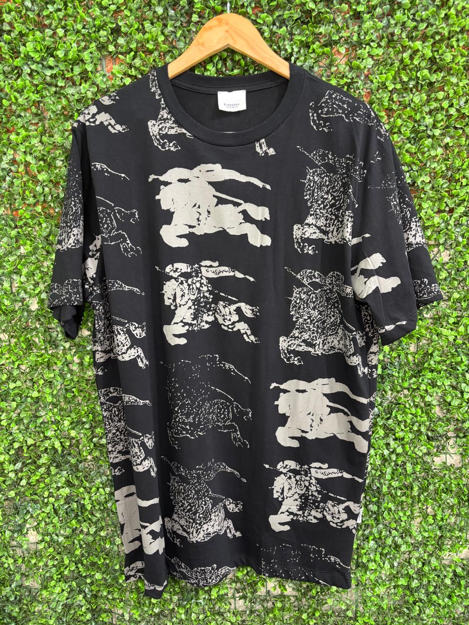 Camiseta Burberry Equestrian All-Over Preta