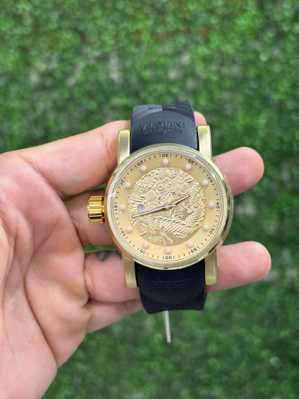 Relógio Invicta Dragon Dourado Preto